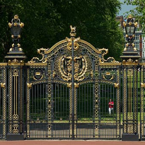 Londyn. Jedna z Bram przy Pałacu Buckingham.